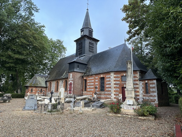Bois-Héroult, l'église de la Nativité-Notre-Dame (XVe) remarquable par son porche et sa corniche en bois sculpté.