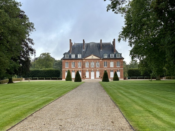 Édifié au XVIIIe siècle en brique et pierre, le château de Bois-Héroult est caractérisé par ses hauts toits d'ardoise, son colombier et par son orangerie. Le parc de 7 hectares est composé d'arbres centenaires. Son bassin octogonal et ses statues à l'antique datent du XVIIIe siècle (Wikipedia).