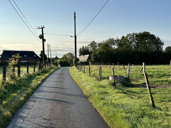 Du hameau des Petits Bordeaux, nous ne voyons que quelques maisons dispersées.
