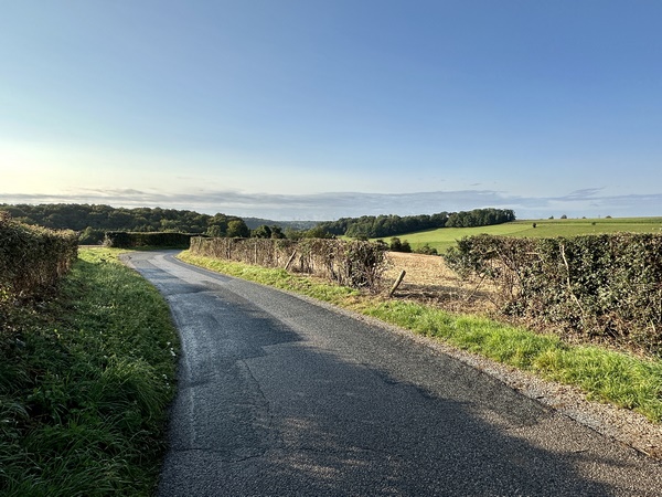 Nous descendons maintenant la petite route d'Ennecuit, avec une perspective sur les vallons versants de l'Héronchelle.
