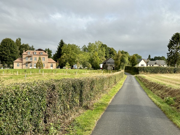 Nous retrouvons Bois-Héroult par le Chemin de la Quesne.