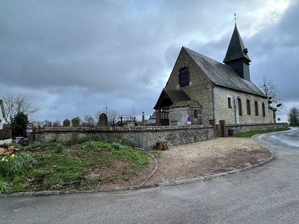Il y a un grand vide devant l'église Saint-Jean-Baptiste du Mesnil-Raoul : son fameux tilleul quadricentenaire, arbre classé, est tombé en février 2024.