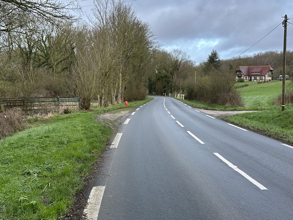 Nous allons quitter la D42 à gauche, sur le chemin dont on devine l'entrée.