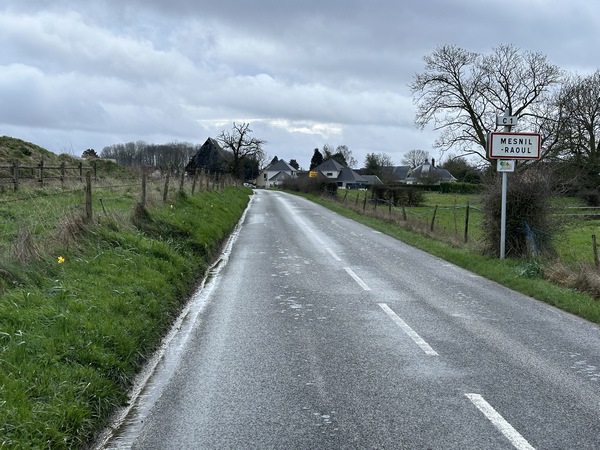 Nous revenons dans Mesnil-Raoul par le C1, attristés que ce circuit ait perdu tous ses atouts.
