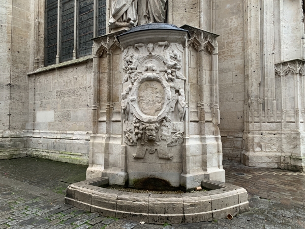 Nous voici à la Fontaine Saint-Maclou (XVIe), alimentée par la source de Carville. Elle est appuyée contre le portail occidental de l'église Saint-Maclou. De style renaissance, elle est peut-être l'oeuvre de Jean Goujon.