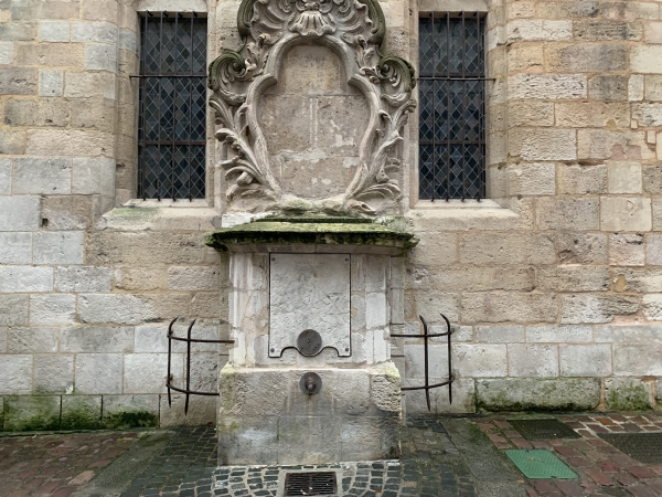 Fontaine Saint-Romain (XVIe), alimentée par la source Gaalor. Jacques Le Lieur, dans son Livre des Fontaines, note sa présence dans cette rue en 1500. Elle a été reconstruite en 1743. L'inscription du cartouche a été effacée à la Révolution.