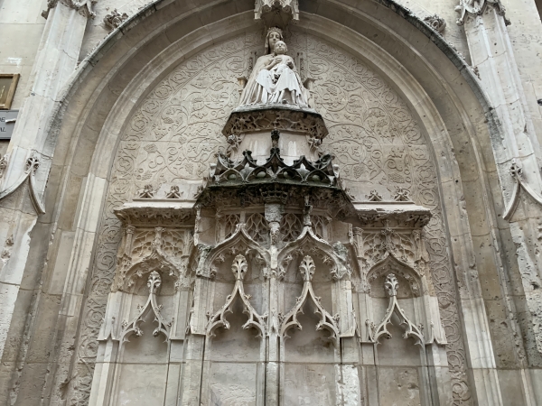 Fontaine de la Crosse, la Vierge à l'enfant.