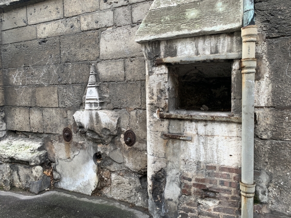 Fontaine Saint-Vivien. De la fontaine construite vers 1530, il ne reste que quelques traces sur le mur nord de l'église Saint-Vivien, à côté de la niche qui servait à déposer les nouveaux-nés abandonnés par leurs parents pour être recueillis par l'Eglise.