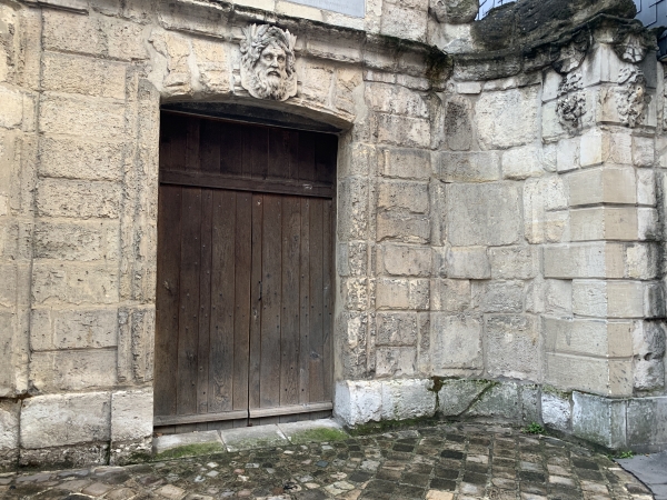 Fontaine des Pénitents. Improprement qualifiée de fontaine, cette construction est en fait une chambre de distribution, édifiée par la ville en 1703 sur l'aqueduc de la source de Carville.