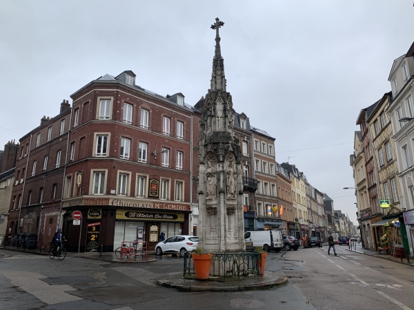 Fontaine de la Croix-de-Pierre, alimentée par la source de Carville. Démolie par les calvinistes en 1562, elle est ensuite restaurée. En 1792, la croix est remplacée par un buste de Marat ! La fontaine abîmée est reconstruite en 1872 par l'architecte Eugène Barthélémy. Nous verrons l'originale dans le jardin du musée des antiquités.