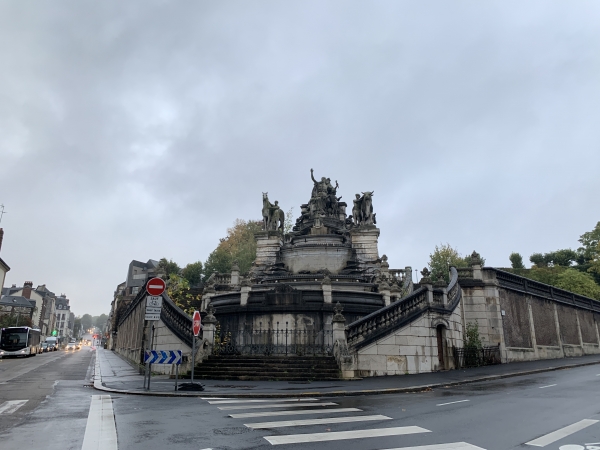Fontaine réservoir Sainte-Marie. Inaugurée le 26 octobre 1879, elle est l'oeuvre de l'architecte Edouard Deperthes et du sculpteur Alexandre Falguière. Les deux enfants sont les allégories du Robec et de l'Aubette, la figure centrale représente Rouen entre Robec et Aubette. Les deux autres personnages représentent l'agriculture et l'élevage. C'est toujours l'un des principaux réservoirs de Rouen.