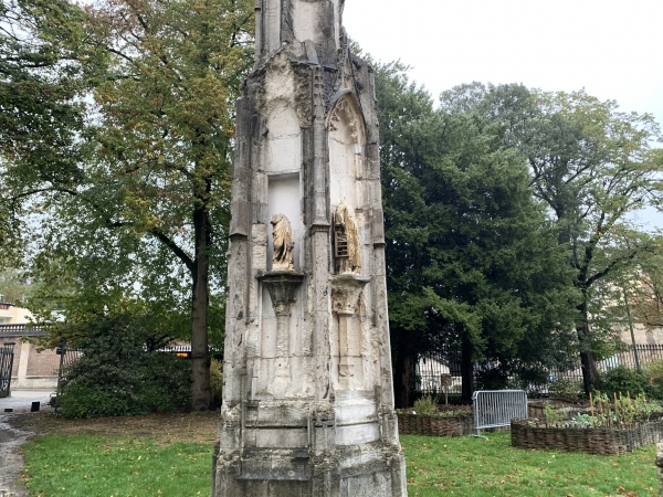 Voici la Croix-de-Pierre originale, dans le square André Maurois, jardin du musée des antiquités.