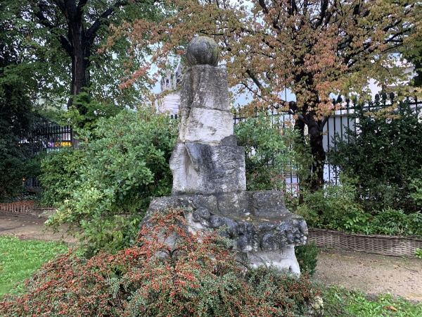 Dans le même square Maurois, nous voici devant l'ancienne fontaine du Marché-Neuf. Elle était située place du Marché-Neuf, devenue place du Maréchal Foch, et était alimentée par la source Gaalor.