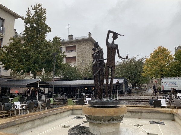 Sur notre parcours des vieilles fontaines, nous nous sommes arrêtés devant ce bassin et l'oeuvre de Dominique Denry, Au Bout de l'Errance, qui représente une famille quittant les ruines des bombardements du 19 avril 1944.