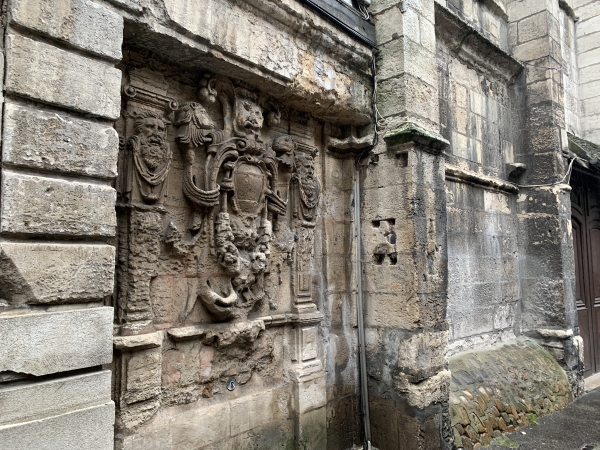 Fontaine Sainte-Croix-des-Pelletiers. Elle était à l'origine adossée à un cimetière. Elle était alimentée par la source Gaalor.