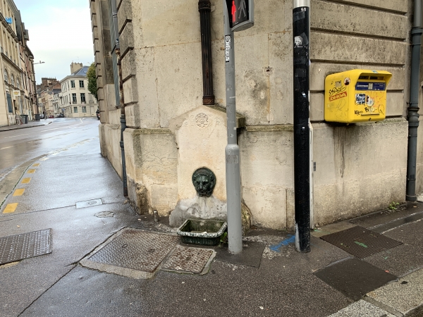 Fontaine des Jacobins. Dès le milieu du XVIe siècle, des canalisations souterraines amenaient l'eau captée rue du Renard à la source d'Yonville jusqu'au couvent des jacobins situé au sud de la rue de la Pie. Des constructions de l'époque, il ne reste rien.