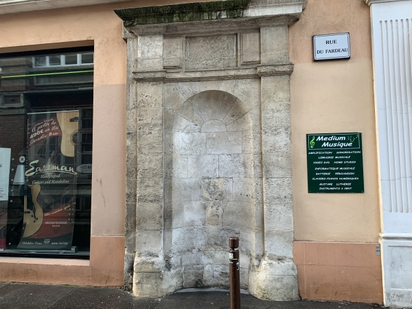 Fontaine du Fardeau. Construite vers 1770 à la demande des habitants du quartier. Elle était alimentée par la source Gaalor, une conduite amenait l'eau de la cuve de la fontaine du Gros-Horloge.