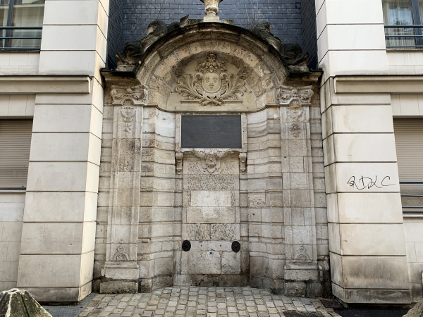 La fontaine Saint-Cande a été construite en 1709 contre le mur du cimetière de l'église paroissiale Saint-Cande-le-Jeune. Elle était alimentée par la source Gaalor. L'église et les dépendances furent fermées en 1792 puis vendues. Il reste une tour et un pignon de l'église dans la résidence La Fontaine St-Candé.