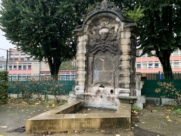 Fontaine des Augustins (XVIe, XVIIIe), dans le square Guillaume-Lion, alimentée par la source de Carville. Cette fontaine se trouvait à l'origine près de l'église des Augustins (là où se trouve le cinéma Gaumont), rasée en 1949. Les photos verticales sont dans l'album de la randonnée.