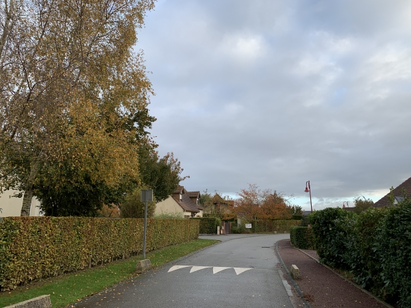 Nous commençons par traverser les Terres du Moulin, quartier récent d'Etoutteville.