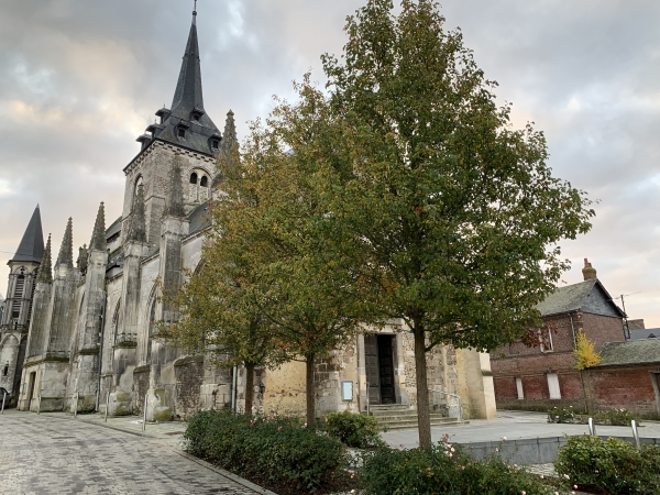 Nous longeons l'église Saint-Martin (XVe) pour ensuite traverser la place du Marché.