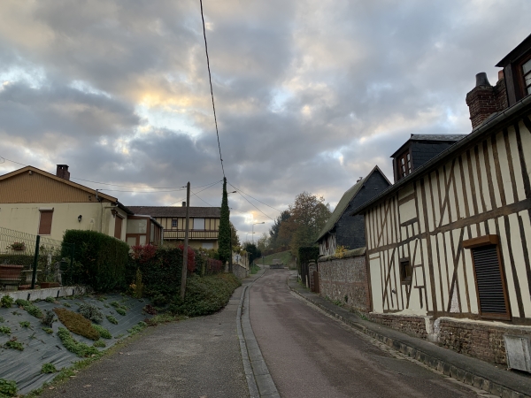 Nous quittons la ville de Brionne par la Côte de Callouet.
