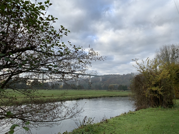 Nous traversons la vallée à Valleville, ancienne commune rattachée à Brionne depuis 1828. On peut voir le long Viaduc de la Risle de l'A28.