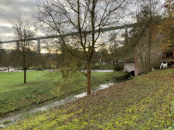 Valleville avait plusieurs moulins, ici nous longeons le Moulin d'Aclou. Les prairies humides du Moulin d'Aclou constituent un site protégé, propriété du Conservatoire d'Espaces Naturels de Normandie.