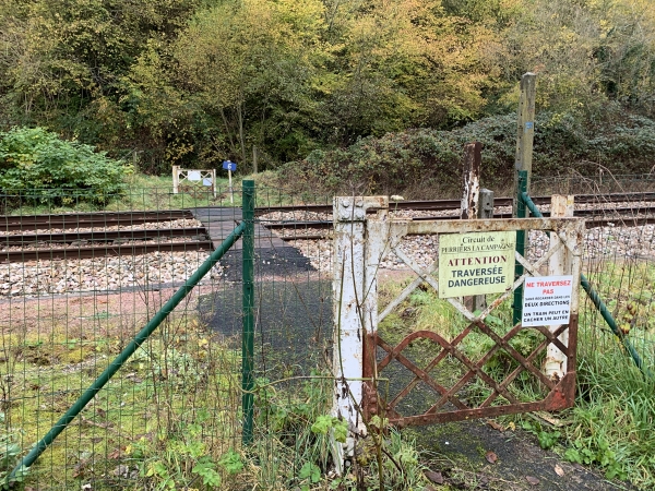 Le Val Accard, nous utilisons la traversée pour piétons de la ligne Rouen - Caen pour monter le coteau ouest de la Risle.