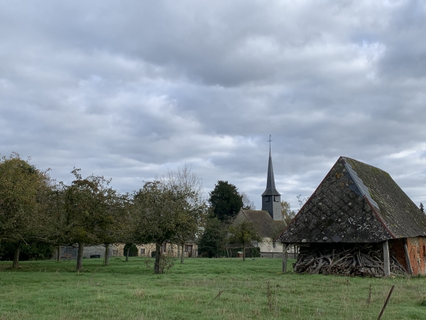 Aclou et l'église Saint-Rémi. Sur la trace GPS on voit un aller retour dans une impasse d'Aclou. Nous pensions pouvoir rejoindre la rue de l'église par cette impasse.