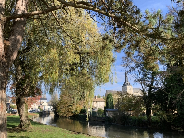 Nous suivons la sympathique promenade le long de la Risle pour rejoindre le centre.