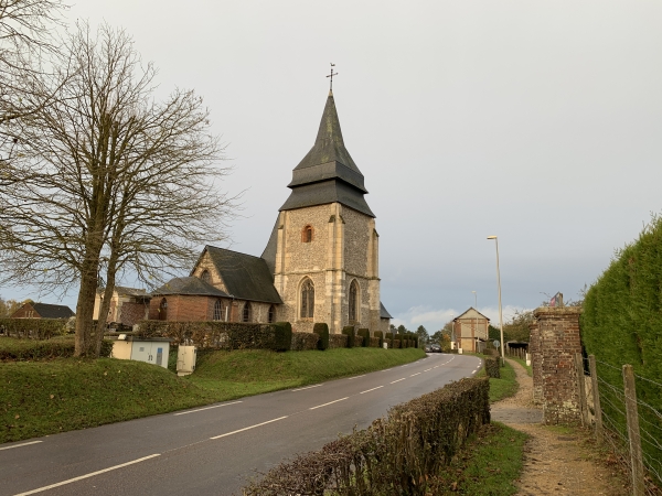 Bosc-Guérard-St-Adrien, nous suivons le chemin le long de la D47. Nous passons devant l'église Saint-Pierre-et-Saint-Paul (XIIe, XVIe). Elle a été transformée en salpêtrière à la Révolution, et a été endommagée par des bombardements en 1944.