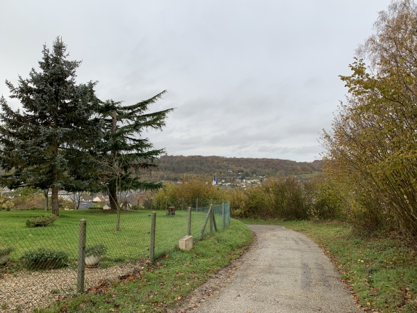 Nous quittons le chemin des Randonneurs et arrivons à Montville.