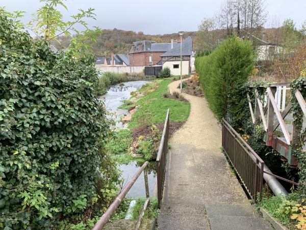A Montville, nous ne traversons pas le Parc de Loisir contrairement à notre habitude, mais nous suivons le sentier aménagé le long du Cailly.