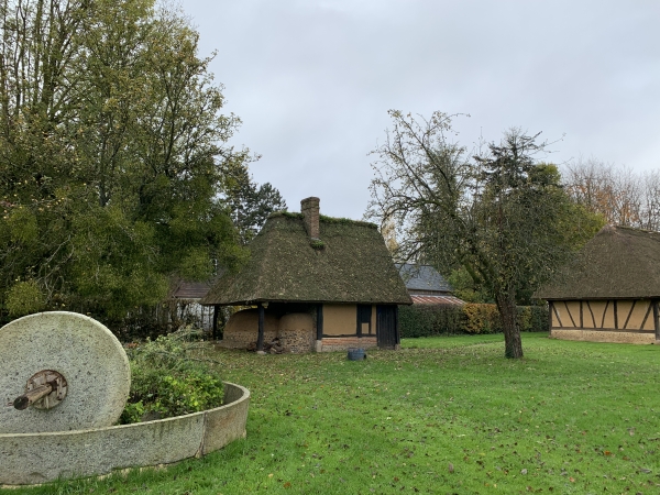 Nous traversons la fameuse Ferme Raimbourg (propriété communale), et passons devant son fameux double four à pain. Le plus grand est destiné à la cuisson des miches, et l'autre aux pâtisseries. Plusieurs fois par an, le double four à pain est remis en marche et produit pains, tartes, brioches...