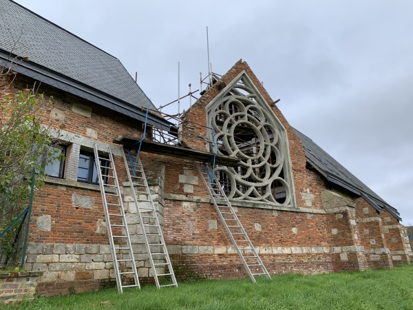 La chapelle de l'ancien Collège de Normandie est en reconstruction. Le Collège de Normandie a été fondé en 1901. Collège privé, son fonctionnement était inspiré par celui des collèges anglais. Le château du Fossé n'existe plus, et la propriété est maintenant un institut médico-éducatif.