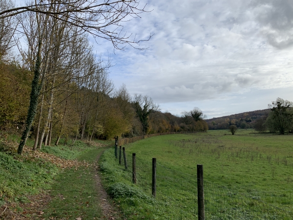 Entre Grand-Tendos et Petit-Tendos, nous suivons le chemin de la Côte des Essarts, au-dessus du Cailly.