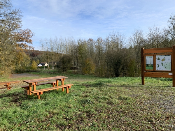 Nous arrivons dans le Bois de Fécamp, récemment aménagé avec des espaces de pique-nique et un parcours pédagogique. Le code forestier impose de replanter 1 arbre pour 3 détruits, et le Bois de Fécamp a été acheté par le département à la suite des travaux de la Sud III.