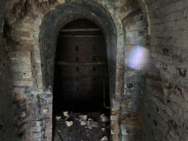 La glacière est constituée d'une grande fosse circulaire de 4 mètres de profondeur, tapissée de briques et surmontée d'un dôme. Des blocs de glace étaient prélevés en hiver et entreposés dans cette fosse.