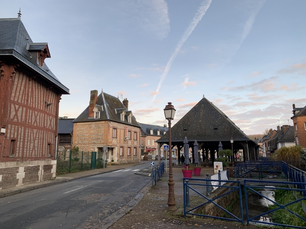 Clères, ses halles du XVIIIe siècle et la Clèrette qui longe les boutiques du centre bourg.