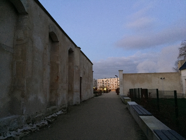 Nous entrons dans l'ancienne Chartreuse Saint-Julien par la rue Victor Hugo du Petit-Quevilly. Fondée par les Chartreux de Notre-Dame de la Rose, la chartreuse est encore en chantier quand elle est dissoute en 1790. Plusieurs bâtiments sont encore visibles, comme des cellules de moines et un pavillon d'entrée.