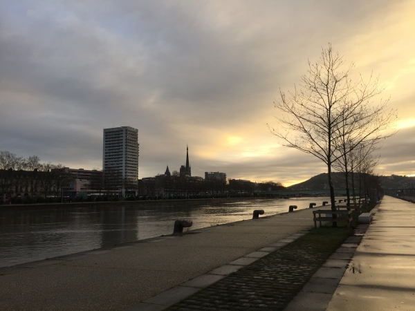 Rouen, les quais de la rive gauche. Les plus courageux pourront aller faire un tour jusqu'au bout de la Presqu'île Rollet et profiter des aménagements de la nouvelle promenade.