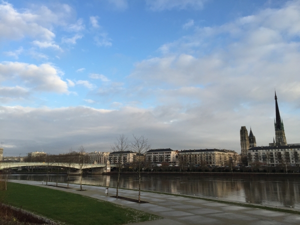 Rouen le long du quai Jean Moulin. Regard arrière vers le pont Boieldieu.