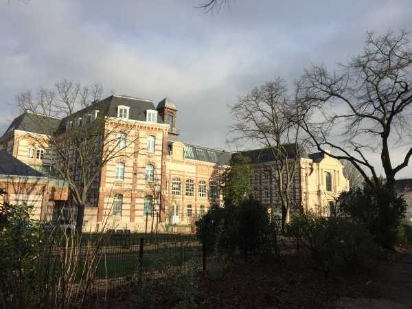 Le Manoir de Saint-Yon est devenu la maison-mère des Frères des Ecoles chrétiennes en 1705 à l'initiative de Jean-Baptiste de la Salle. Au XIXe siècle, il devient l'école normale d'instituteurs de Seine-Inférieure. Acquis et restauré par la région Normandie, il accueille désormais le Pôle régional des Savoirs.