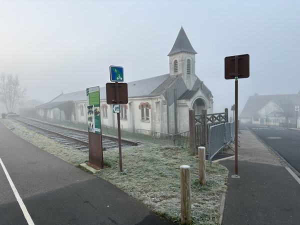 Nous partons de la Place Amiral Ronarch, et suivons l'ancienne voie ferrée Barentin-Caudebec, aménagée en voie verte. L'aménagement a conservé quelques vestiges de l'ancienne voie ferrée, comme ici près de la chapelle Saint-Eloi. Cette chapelle a été construite à l'initiative du Chantier de Constructions navales en 1931, à proximité de la cité Saint-Eloi