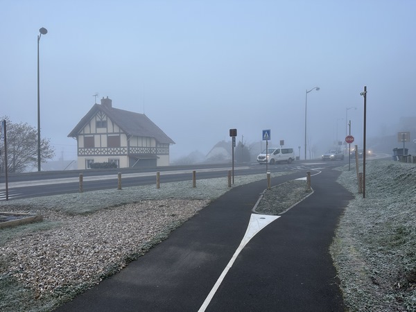 Au carrefour avec la D982, nous allons quitter provisoirement la Voie Verte pour descendre vers le marais par l'escalier, à gauche de la maison que l'on voit en face de nous.
