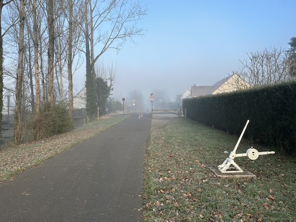 Nous retrouvons la Voie Verte. Plusieurs vestiges de l'ancienne voie ferrée ont été conservés, comme ici ce levier d'aiguillage à contrepoids. Au carrefour, nous allons tourner à droite pour entrer en forêt.