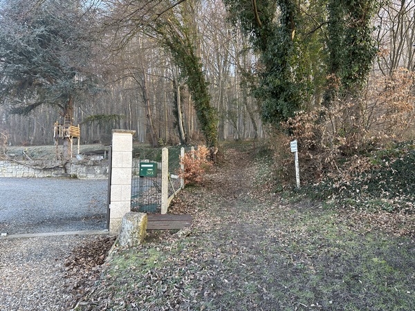 Nous avons traversé la D982, et passons ici entre les maisons pour entrer en forêt domaniale du Trait-Maulévrier.