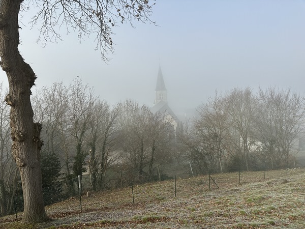 Nous quittons le GR2 et descendons vers Le Trait. On voit déjà la flèche de l'église Saint-Nicolas.