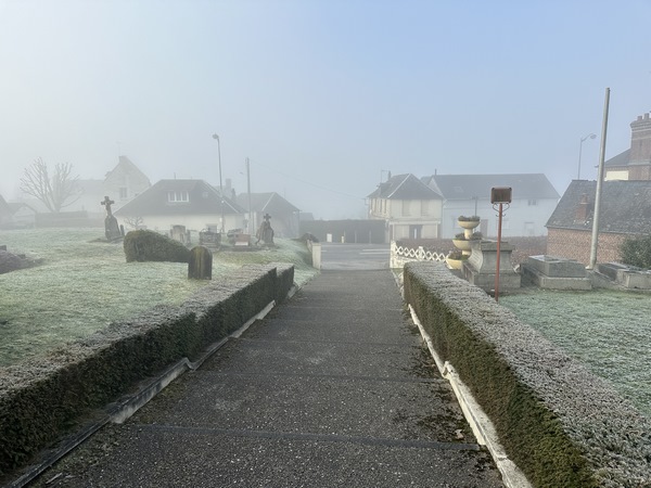 Nous traversons le cimetière qui entoure l'église Saint-Nicolas. A remarquer, à gauche de la sortie, la sculpture d'enfant éploré sur la tombe de sa mère, Louisa Poux, épouse Bernard (voir détail dans l'album de la rando). Famille du sculpteur Joseph Bernard ?